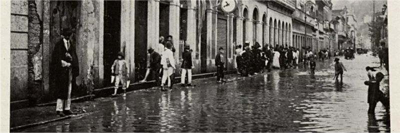 Imagem da enchente de 1911 no Centro do Rio de Janeiro — Foto: Careta/Acervo da Biblioteca Nacional