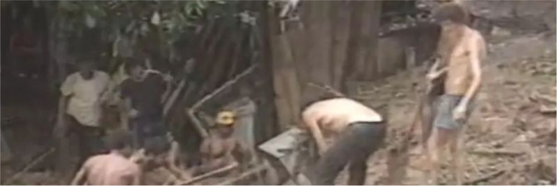 Homens buscam desaparecidos nos escombros deixados pela chuva durante enchente de 1988 — Foto: Reprodução
