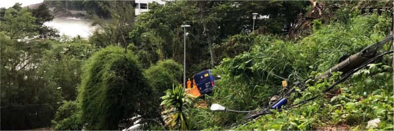 Queda de barreira na Niemeyer, perto do Sheraton, acertou dois ônibus