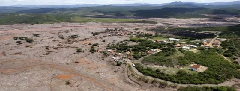 Vista aérea do distrito de Bento Rodrigues, em Mariana, após o rompimento de barragens de rejeitos da mineradora Samarco 