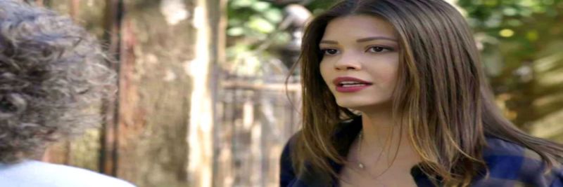 Cris diz a Margot que ainda não consegue contar o que viveu na antiga casa de Julia Castelo