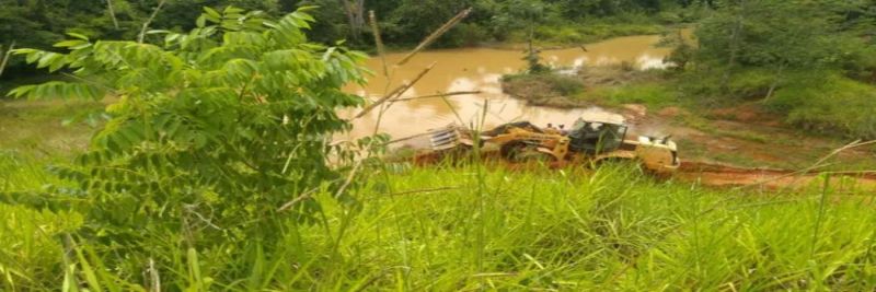 Equipes colocaram terra para tentar fechar barragem e retirar corpo de sargento que está sendo sugado em represa de Paracatu 