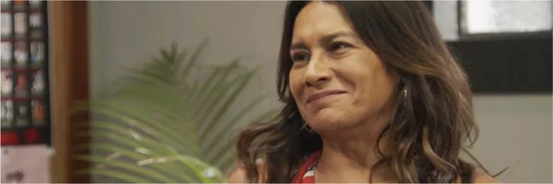 Janaína (Dira Paes) comemora saída de João (Rafael Vitti) da prisão, em 'Verão 90