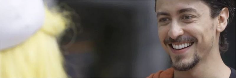 Jerônimo (Jesuíta Barbosa) conta para Manuzita (Isabelle Drummond) que conseguiu emprego em loja e outro em novela para ela — Foto: TV Globo