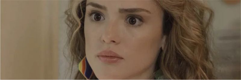 Manuzita (Isabelle Drummond) acha estranho ver Vanessa (Camila Queiroz) na TV em 'Verão 90' — Foto: TV Globo