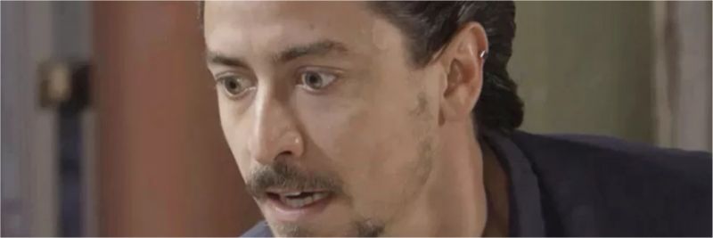 Jerônimo (Jesuíta Barbosa) fica surpreso ao encontrar Galdino (Gabriel Godoy) em seu apartamento, em 'Verão 90' — Foto: Globo