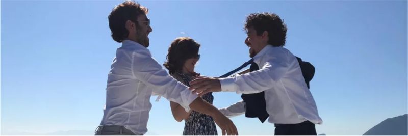 No iate, Jerônimo (Jesuíta Barbosa) dá o braço a torcer e comemora o reencontro com Vanessa (Camila Queiroz) e Galdino (Gabriel Godoy) em Verão 90 — Foto: Tayná Tanaka/Globo