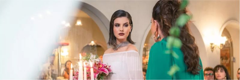 Mercedes (Totia Meireles) tenta acalmar os ânimos de Quinzinho em 'Verão 90' — Foto: Fabiano Battaglin/Gshow
