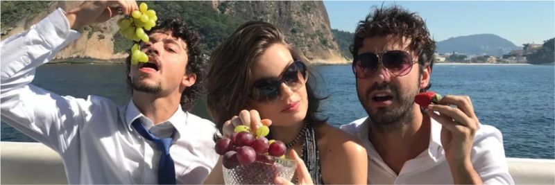 Jerônimo (Jesuíta Barbosa), Vanessa (Camila Queiroz) e Galdino (Gabriel Godoy) aproveitam a boa vida no capítulo final de 'Verão 90' — Foto: Tayná Tanaka/Globo