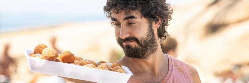 Galdino (Gabriel Godoy) fica feliz com troca em 'Verão 90' — Foto: Isabella Pinheiro/ Gshow