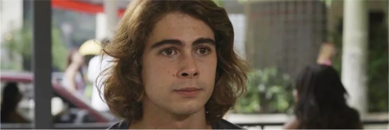 João (Rafael Vitti) tenta ser delicado ao terminar relacionamento com Moana (Giovana Cordeiro), em 'Verão 90' — Foto: TV Globo