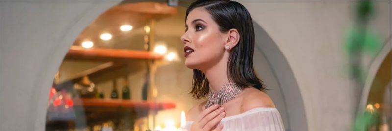 Vanessa (Camila Queiroz) é desmascarada e humilhada por Quinzinho em Verão 90 — Foto: Fabiano Battaglin/Gshow