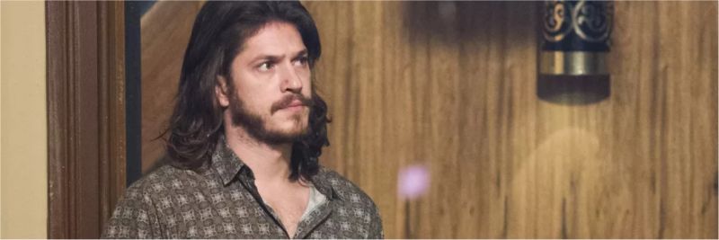Quinzinho (Caio Paduan) se declara para Dandara (Dandara Mariana) em Verão 90 e o casal viaja para a Europa! — Foto: Cesar Alves/Globo