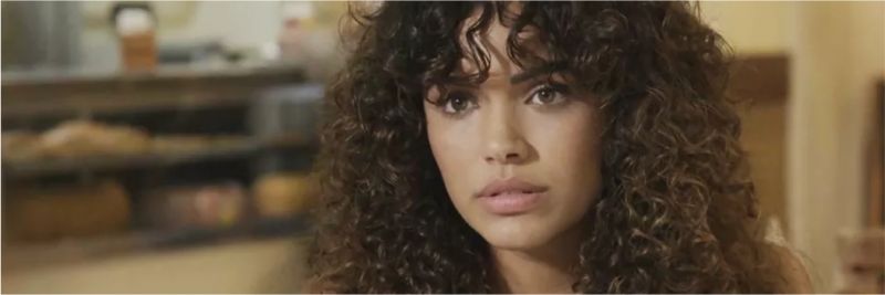 Moana (Giovana Cordeiro) não entende o que rolou entre ela e João (Rafael Vitti), em 'Verão 90' — Foto: TV Globo