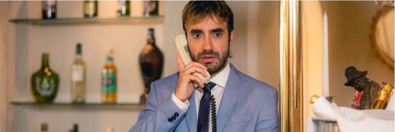 Galdino (Gabriel Godoy) liga para Jerônimo e o avisa que Vanessa foi desmascarada em Verão 90 — Foto: Fabiano Battaglin/Gshow