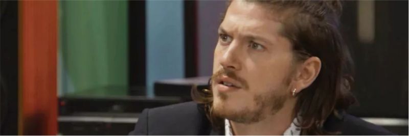Em 'Verão 90', Quinzinho (Caio Paduan) fica chocado ao ver Diego (Sérgio Malheiros) como advogado — Foto: TV Globo