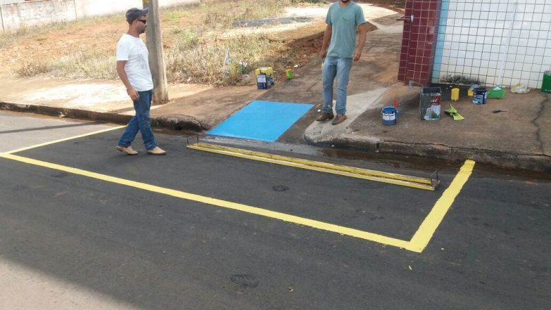 Prefeitura finaliza reforma de passarela e faz melhorias na sinalização de acesso à Santa Casa.