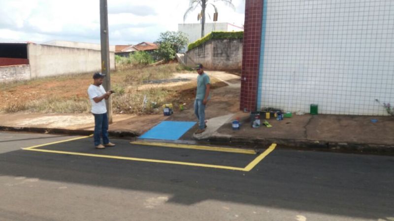 Prefeitura finaliza reforma de passarela e faz melhorias na sinalização de acesso à Santa Casa.