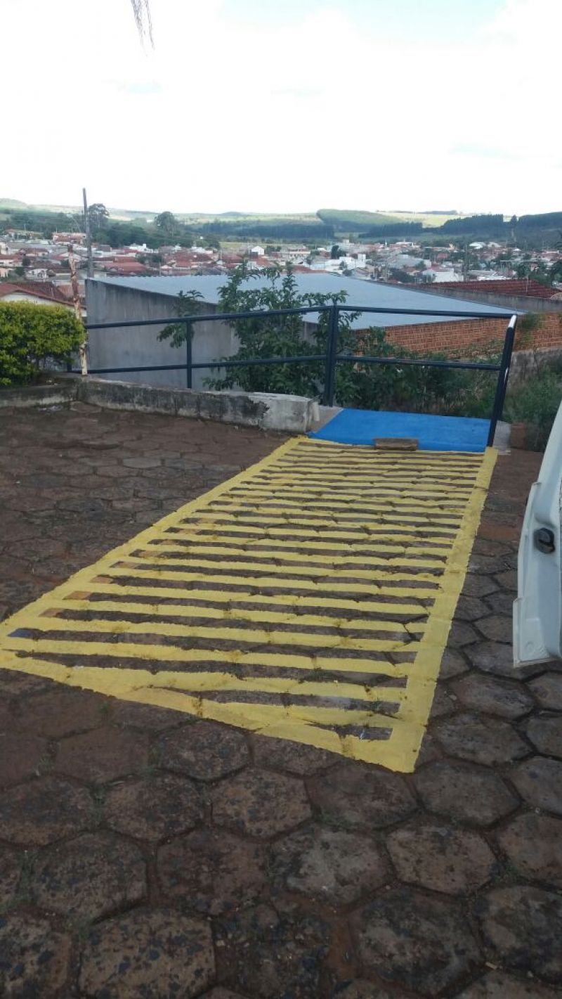 Prefeitura finaliza reforma de passarela e faz melhorias na sinalização de acesso à Santa Casa.