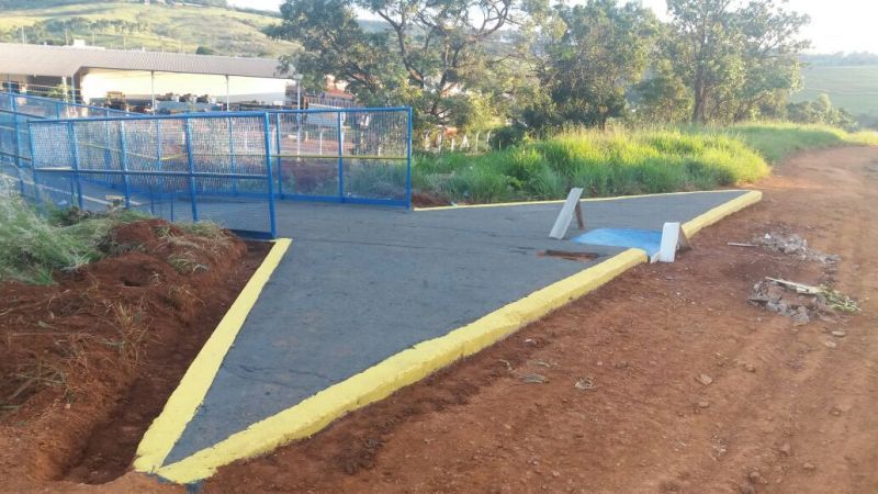 Prefeitura finaliza reforma de passarela e faz melhorias na sinalização de acesso à Santa Casa.
