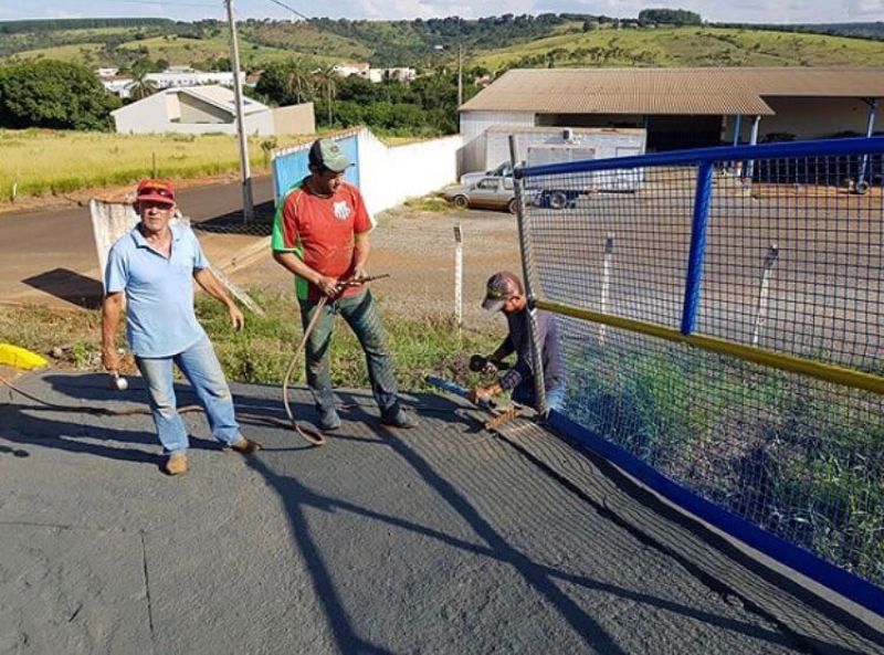 Prefeitura finaliza reforma de passarela e faz melhorias na sinalização de acesso à Santa Casa.