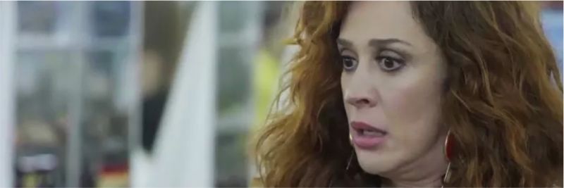 Lidiane (Claudia Raia) é barrada na porta da TV e não consegue acompanhar o teste de Manuzita (Isabelle Drummond), em 'Verão 90' 