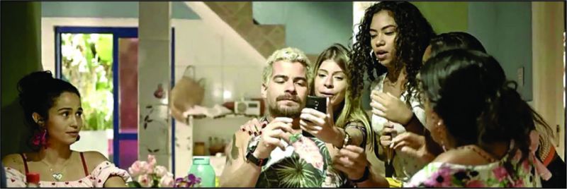 Fãs de Ryan (Thiago Martins) entram sem permissão na casa de Lurdes (Regina Casé) — Foto: Globo