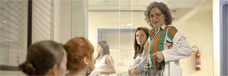 Thelma (Adriana Esteves) vê uma situação peculiar: uma mãe grávida do bebê da filha — Foto: Globo