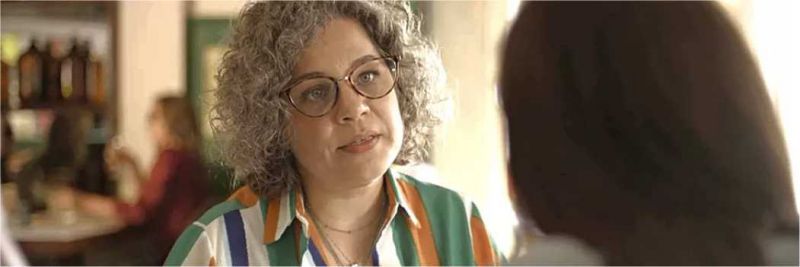 Jane (Isabel Teixeira) explica como funciona a barriga solidária — Foto: Globo