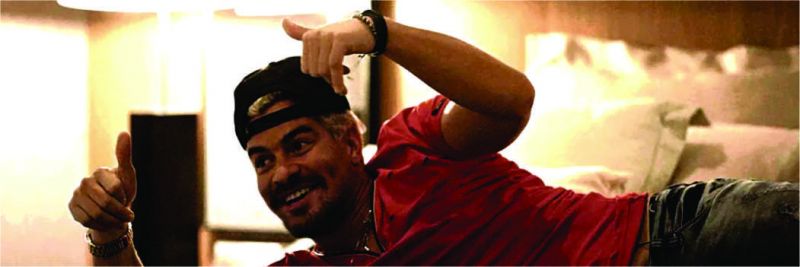 Ryan (Thiago Martins) fica 'felizão' com a nova moradia — Foto: Globo