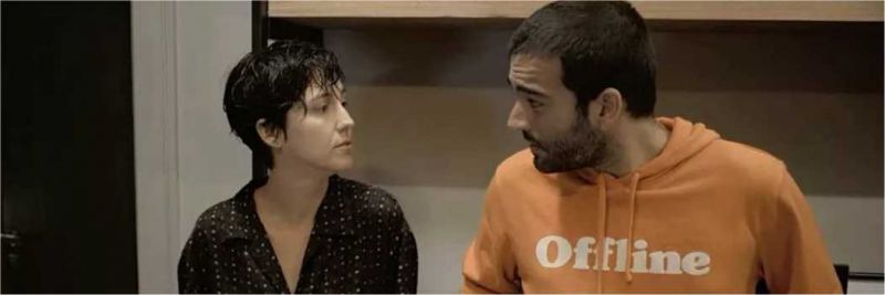 Amanda (Camila Márdila) e Sandro (Humberto Carrão) conversam sobre a desconfiança de Raul — Foto: Globo