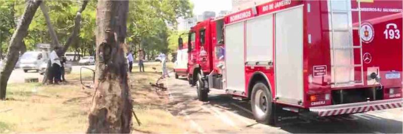 Carro teria batido em árvore antes de capotar, segundo testemunhas 