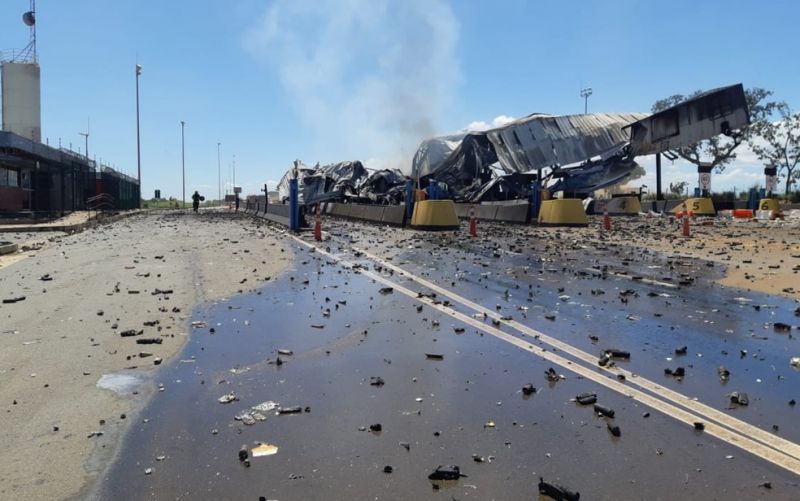 Acidente com duas carretas destrói praça de pedágio e interdita a BR-050, Campo Alegre de Goiás — Foto: Divulgação/PRF