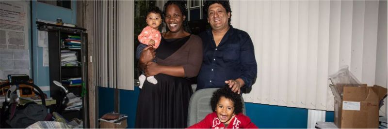Adriana posa com o marido e as filhas no Instituto de Geociências da USP, onde os dois lecionam 
