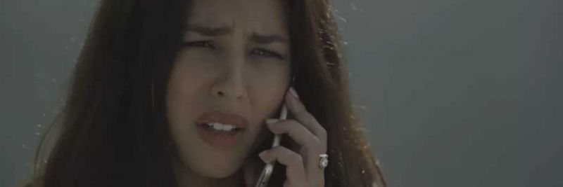 Laura está telefonando para o pai quando Gabriel chega e a vê, em o 'Sétimo Guardião' 