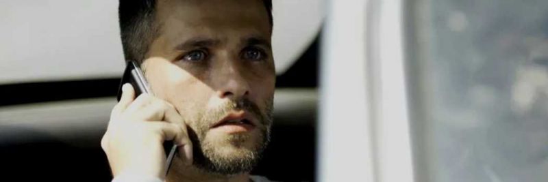 Gabriel avista Laura quando está falando com ela pelo celular, em 'O Sétimo Guardião' 