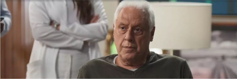Alberto (Antonio Fagundes) se irrita com Diogo (Armando Babaioff) em 'Bom Sucesso' — Foto: Globo