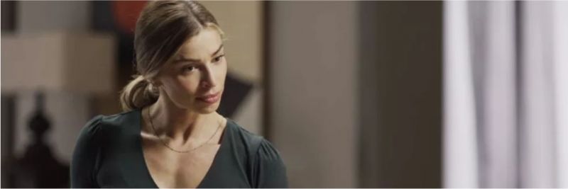 Paloma (Grazi Massafera) fica sem jeito com Marcos (Romulo Estrela) — Foto: TV Globo