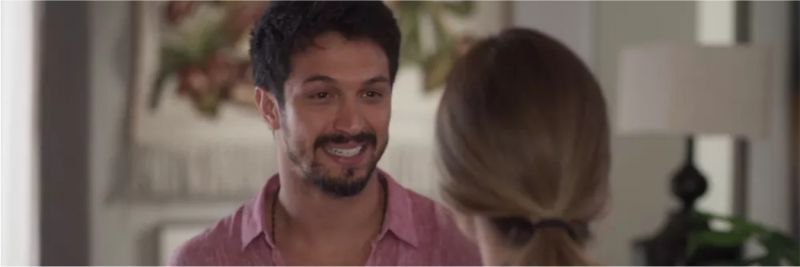 Marcos (Romulo Estrela) diz a Paloma (Grazi Massafera) que lembrou dela em Búzios — Foto: TV Globo