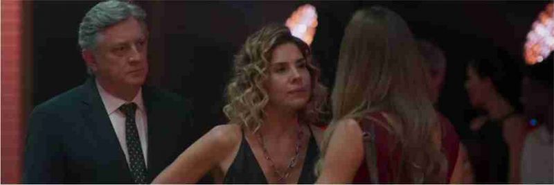 Eugênia (Helena Fernandes) fica revoltada e quer expulsar Paloma (Grazi Massafera) — Foto: Globo