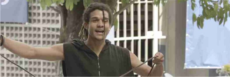 Waguinho (Lucas Leto) interrompe a formatura em 'Bom Sucesso' — Foto: Globo