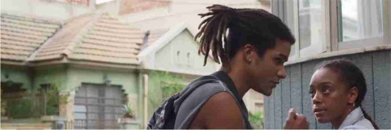 Waguinho (Lucas Leto) mostra a casa de Paloma (Grazi Massafera) e vai embora para não ser reconhecido na vizinhança em 'Bom Sucesso' — Foto: Globo