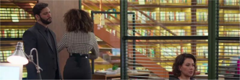 O advogado interrompe a conversa entre Nana (Fabiula Nascimento) e Gisele (Sheron Menezzes) — Foto: Globo