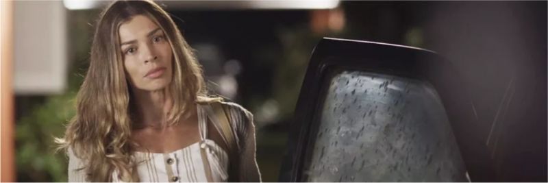 Quando Paloma (Grazi Massafera) decide enfim aceitar a carona de Marcos (Romulo Estrela), Ramon (David Junior) chega — Foto: TV Globo