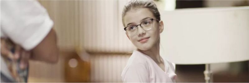 Sofia (Valentina Vieira) percebe climão e manda verdade na lata de Marcos (Romulo Estrela) — Foto: TV Globo