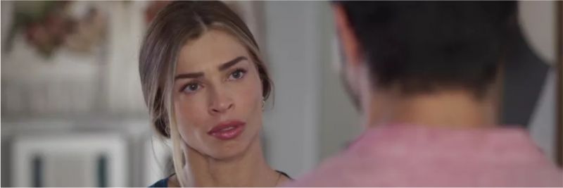 Paloma (Grazi Massafera) fica mexida com o que ouve de Marcos (Romulo Estrela) — Foto: TV Globo