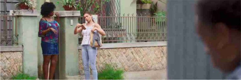 Paloma (Grazi Massafera) conversa com Lulu (Carla Cristina Cardoso) na porta de casa, sem saber que está sendo observada por Stefany (Ella Nascimento) em 'Bom Sucesso' — Foto: Globo