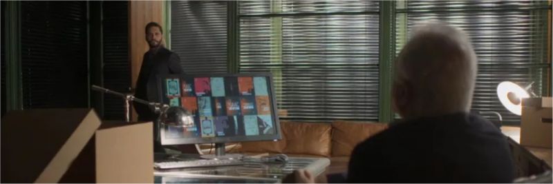 Diogo (Armando Babaioff) chega na sua sala e Alberto (Antonio Fagundes) está à sua espera — Foto: Globo
