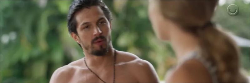 Marcos (Romulo Estrela) sai da piscina e conversa com Paloma (Grazi Massafera) na mansão — Foto: Reprodução