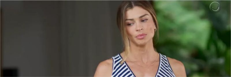 Paloma (Grazi Massafera) repara que Marcos (Romulo Estrela) está só de cueca saindo da piscina — Foto: Reprodução